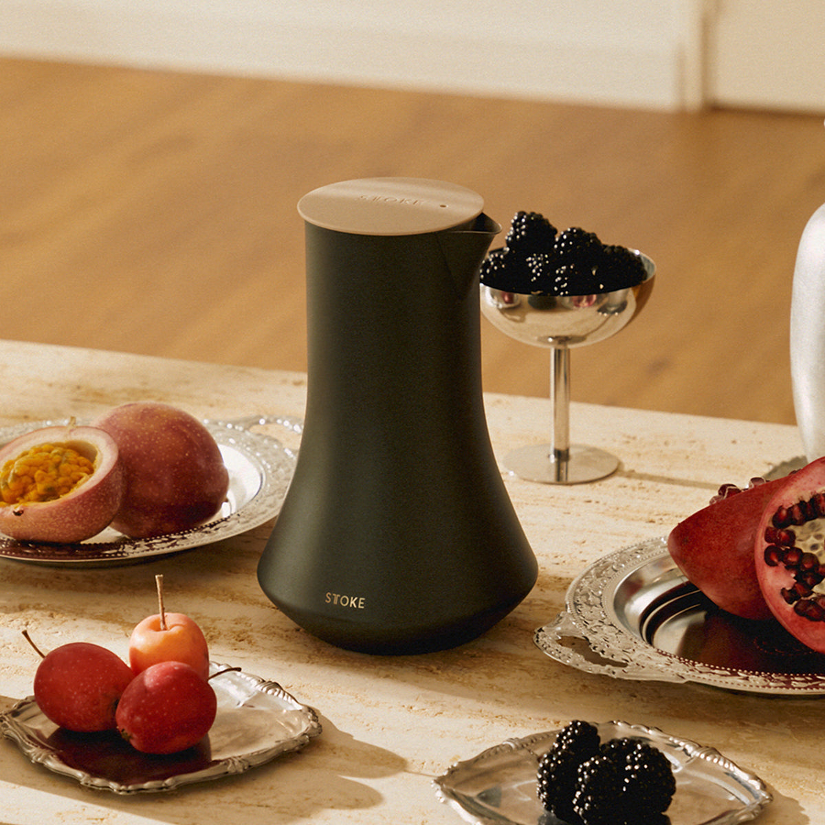 STTOKE Sharing Jug Earl Grey, serving lifestyle scene